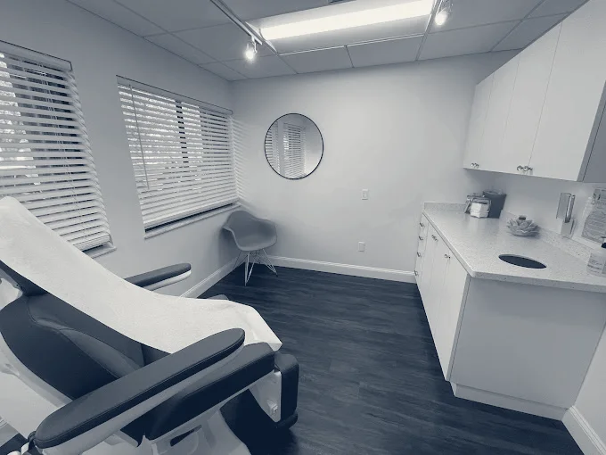 Leading Edge Dermatology: Alana Willis, PAC — Plantation, Florida